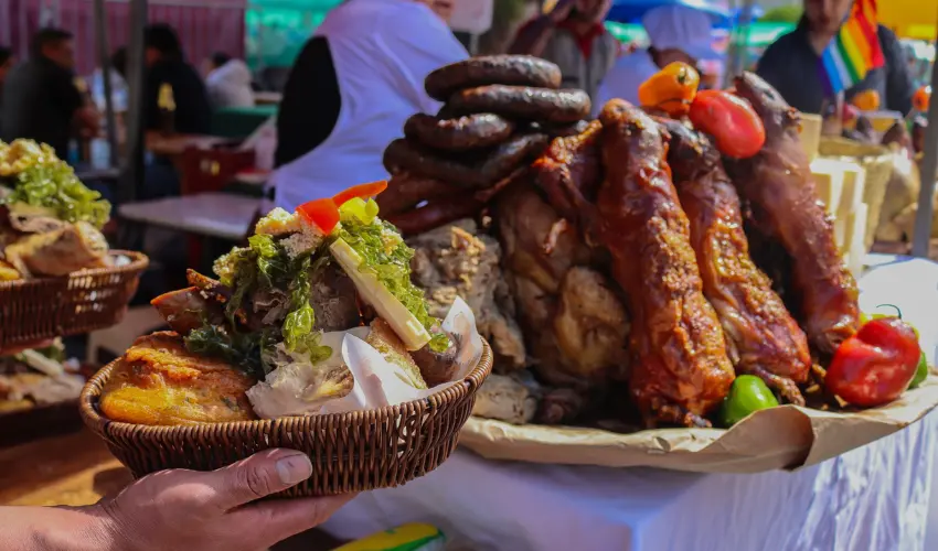 Fiestas del Cusco 2026: Guía Completa del Mes Jubilar y las Mejores Experiencias para tu Viaje 4 Plato tradicional de Chiriuchu durante las Fiestas del Cusco