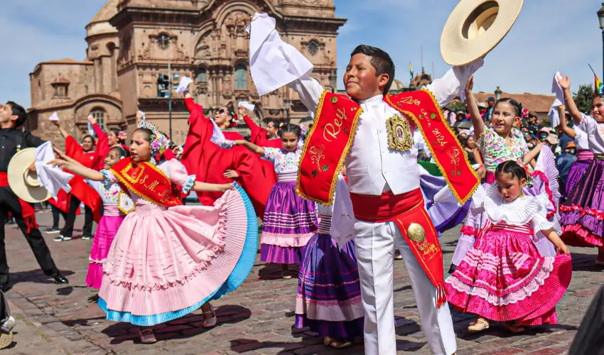 Fiestas del Cusco 2026: Guía Completa del Mes Jubilar y las Mejores Experiencias para tu Viaje 8 Presentación de danza folclórica en la Plaza de Armas de Cusco