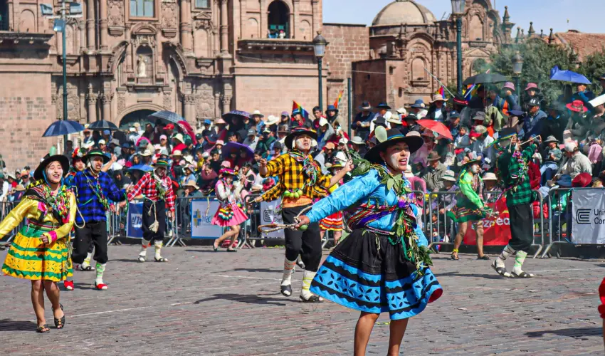 Fiestas del Cusco 2026: Guía Completa del Mes Jubilar y las Mejores Experiencias para tu Viaje 9 desfile fiestas del cusco plaza de armas - Fiestas del Cusco 2026: Guía Completa del Mes Jubilar y las Mejores Experiencias para tu Viaje