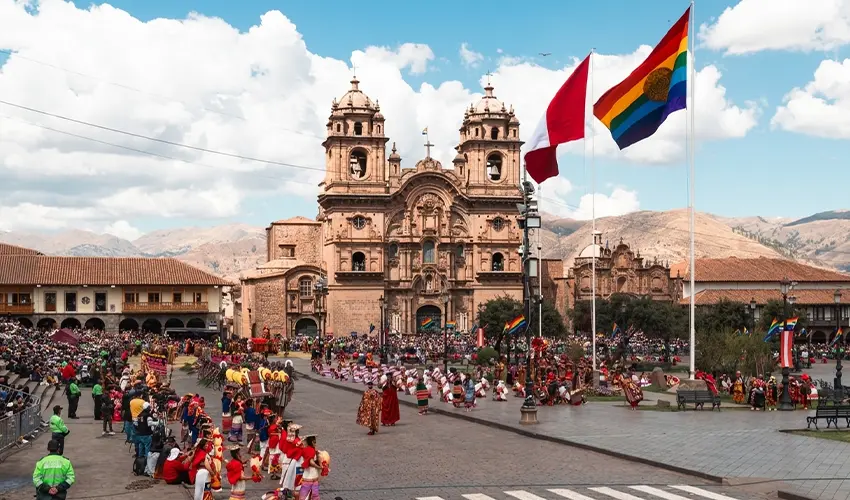 Fiestas del Cusco 2026: Guía Completa del Mes Jubilar y las Mejores Experiencias para tu Viaje 12 inti raymi plaza de armas cusco desfile - Fiestas del Cusco 2026: Guía Completa del Mes Jubilar y las Mejores Experiencias para tu Viaje