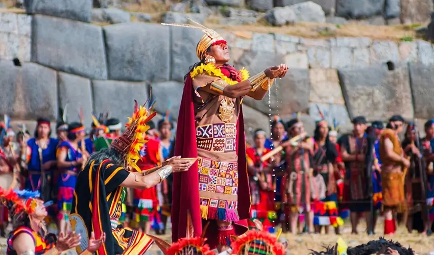 Fiestas del Cusco 2026: Guía Completa del Mes Jubilar y las Mejores Experiencias para tu Viaje 11 inti raymi ritual ofrenda sol cusco - Fiestas del Cusco 2026: Guía Completa del Mes Jubilar y las Mejores Experiencias para tu Viaje